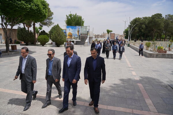 مراسم عطرافشانی قبور مطهر شهدا باحضور مدیرکل آموزش‌وپرورش استان اصفهان
