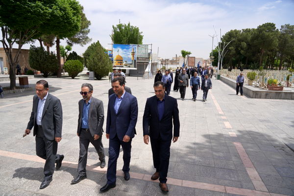 مراسم عطرافشانی قبور مطهر شهدا باحضور مدیرکل آموزش‌وپرورش استان اصفهان