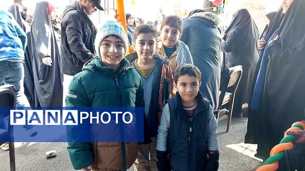 حماسه حضور فرهنگیان و دانش‌آموزان منطقه ۵ در راهپیمایی ۲۲ بهمن