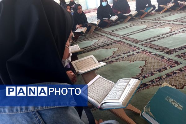 محفل انس با قرآن کریم در دبیرستان دخترانه شاهد فیض