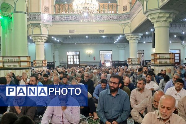 حضور مدیر آموزش و پرورش ناحیه دو شهرری در کنار دانش آموزان در نماز جمعه 