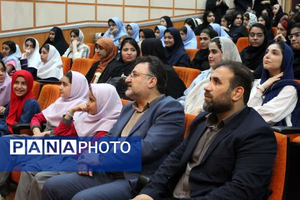 تقدیر از برگزیدگان جشنواره فرهنگی و هنری فردا در ساری 