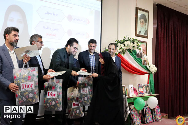 تقدیر از منتخبین حوزه ابتدایی توسط مدیر کل آموزش پرورش 