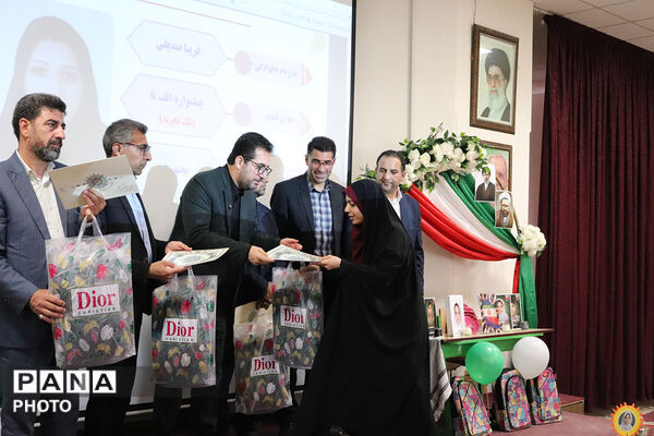 تقدیر از منتخبین حوزه ابتدایی توسط مدیر کل آموزش پرورش 