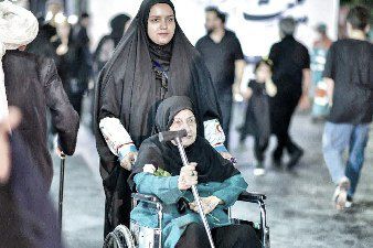خدمت جوانان هلال‌احمر همدان به زائران رضوی در طرح ملی «قدم به قدم در مسیر بهشت»