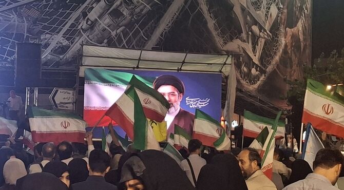 همراهی مردم در شب های همدلی؛ اینبار در میدان انقلاب