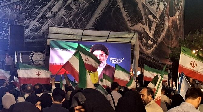 همراهی مردم در شب های همدلی؛ اینبار در میدان انقلاب