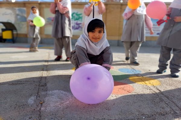 آزمایش ساخت ماشین بادکنکی در دبستان شاهد نرگس جاجرم