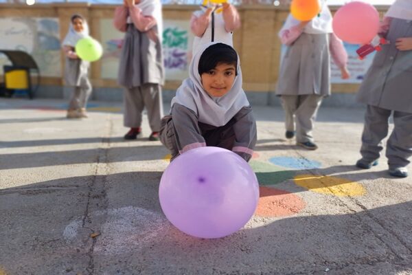 آزمایش ساخت ماشین بادکنکی در دبستان شاهد نرگس جاجرم