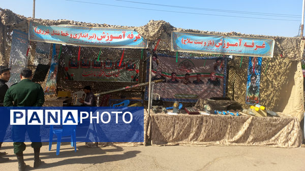 نمایشگاه هفته دفاع مقدس در مجتمع فرهنگی و ورزشی فجر نیشابور