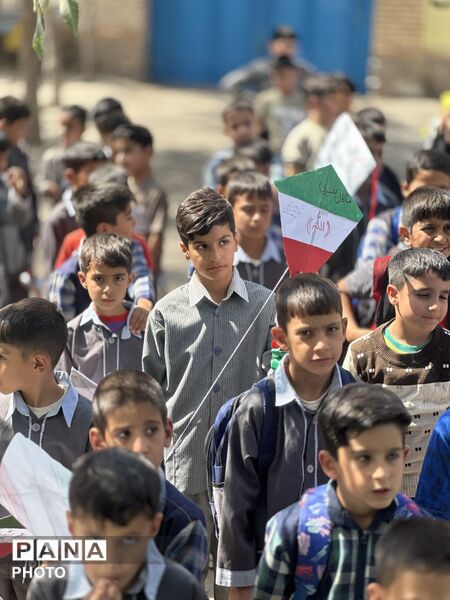آسمان جوادیه با بادبادک‌های مبارز رنگین شد