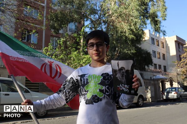 تک تک خیابان‌هاى تهران، سیاه پوش پدر امت