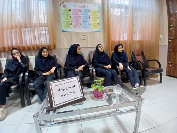 جلسه معارفه اعضای برگزیده شورای دانش آموزی دبیرستان میرزا جعفر سروقد 