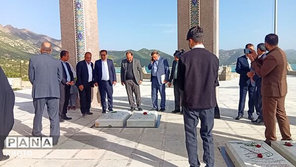 غبار رویی گلزار شهدا با حضور معاون پرورشی و فرهنگی ورزات آموزش و پرورش در یاسوج 