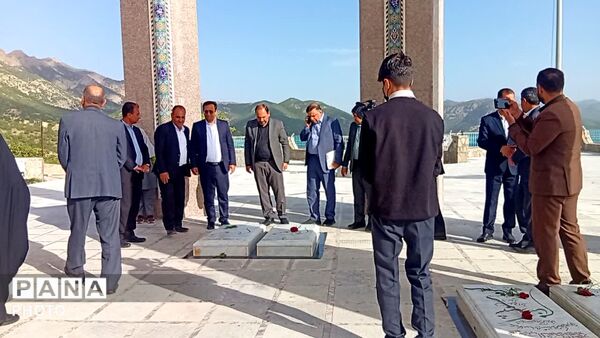 غبار رویی گلزار شهدا با حضور معاون پرورشی و فرهنگی ورزات آموزش و پرورش در یاسوج 