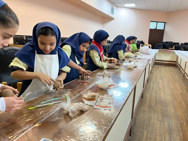 شکوفایی استعدادهای هنری دانش آموزان پایه چهارم دبستان آرمینه مصلی نژاد