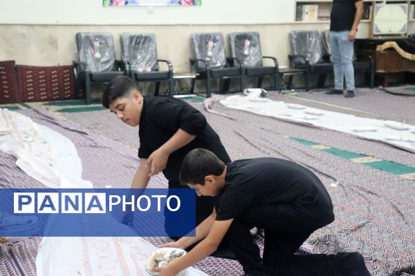 خادمی نوجوانان در عزاداری سید و سالار شهیدان در مشهد