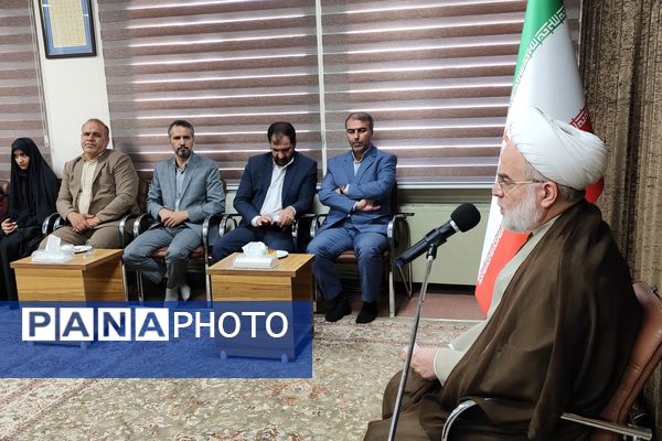 دیدار دختران دانش‌آموز سنندجی با نماینده ولی‌فقیه در کردستان 