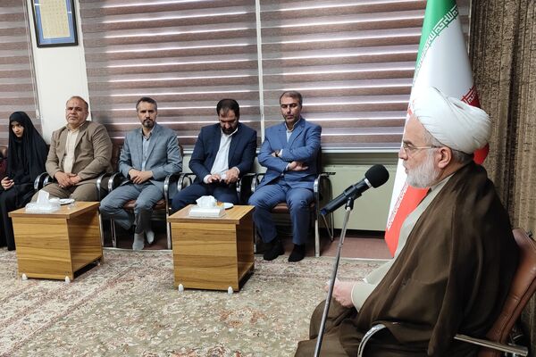 دیدار دختران دانش‌آموز سنندجی با نماینده ولی‌فقیه در کردستان 