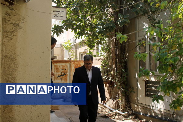 بازدید سرزده نوروزی مدیرکل آموزش و پرورش استان بوشهر از دوایر مختلف اداره‌کل