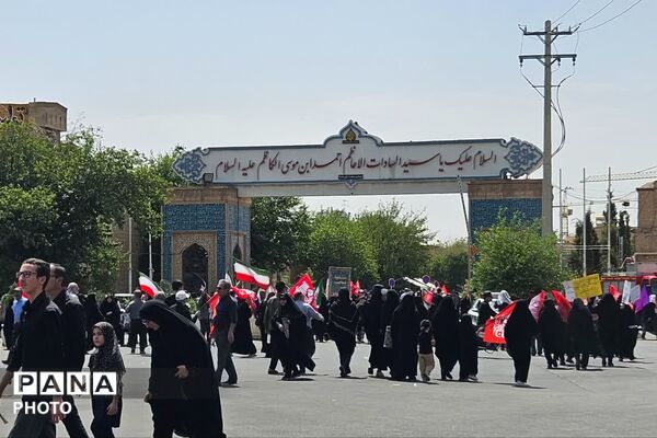 پیاده‌روی جاماندگان اربعین به سوی شاهچراغ (ع)