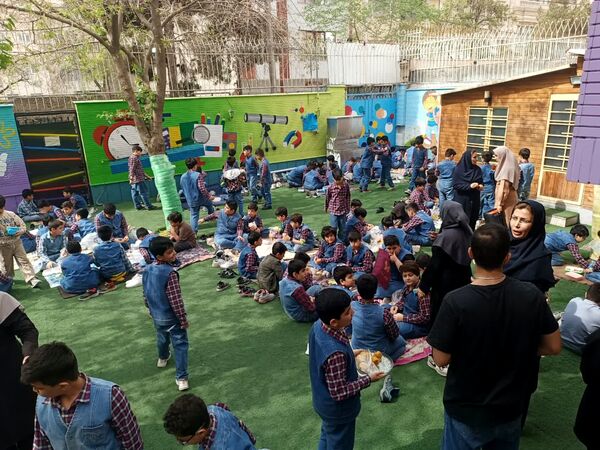 هوای پاک و  صبحانه ی سالم  در دبستان مبتکران ۳