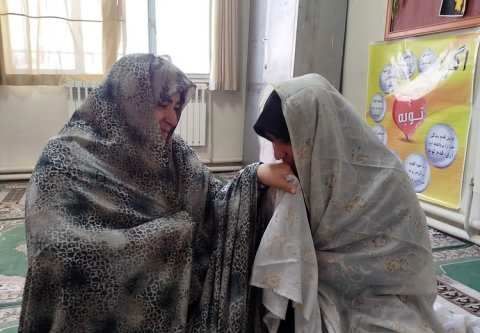 قامت بندگی دختران دبیرستان حضرت معصومه (س) بناب در کنار مادران