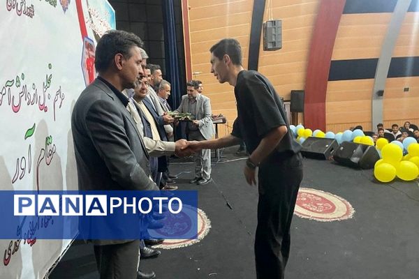 مراسم تجلیل از دانش‌آموزان و فرهنگیان مقام آور مسابقات جهانی، آسیایی و کشوری در فرهنگسرای ولا ناحیه 2 شهرری 