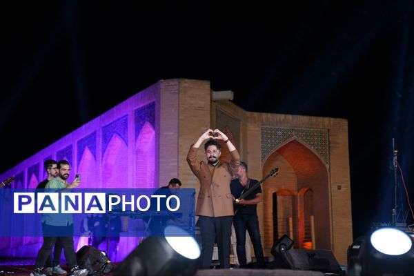 استقبال پرشور مردم از جشن امت ماه در اصفهان