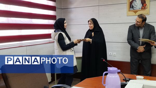 مراسم تجلیل از زحمات بانوان اداره آموزش و پرورش ملارد به مناسبت روز مادر 