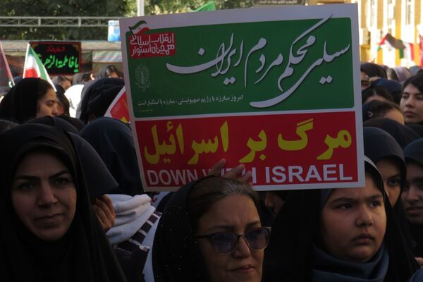 تجلی اتحاد دانش‌آموزان اسلامشهر در ۱۳ آبان