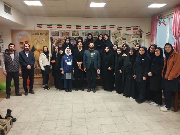 به نمایش گذاشتن گوشه ای از برکات انقلاب اسلامی در مدرسه انقلاب دبیرستان حق شناس2