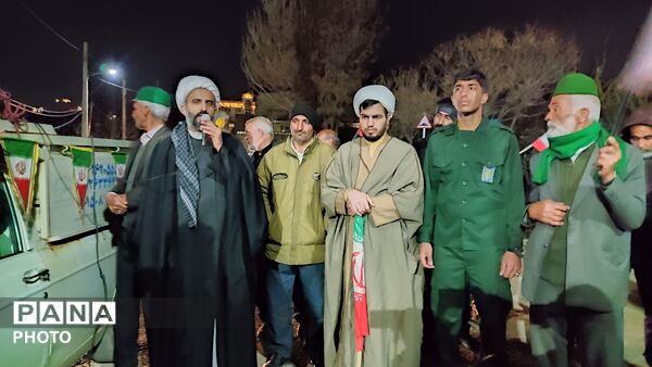 زن و مرد و پیر و جوان این شب ها در اجتماعات خیابانی شهر بار 