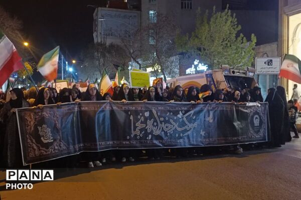 حضور دانش‌آموزان و نوجوانان در راهپیمایی شبانه اردبیل