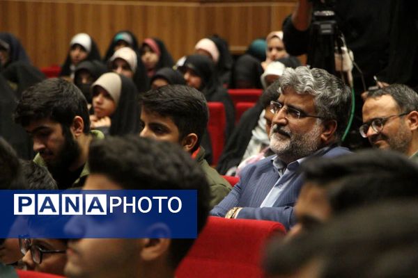 کارگاه نبرد رسانه‌ها؛ مشارکت فعالان رسانه‌ای و دانش‌آموزان یزدی در جنگ آگاهی