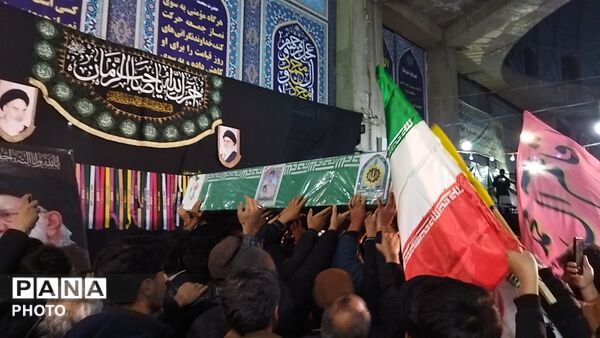 لاله ها بر فراز دستان مردم نیشابور-۱
