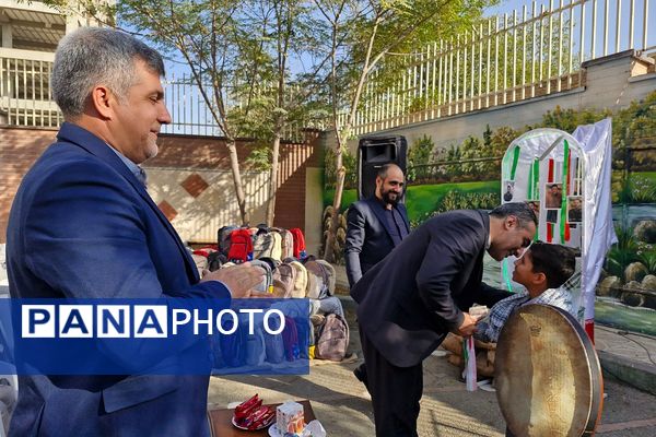 رزمایش کمک مومنانه و تهیه لوازم التحریر برای دانش‌آموزان و خانواده‌های بی بضاعت در ناحیه 2 شهرری 