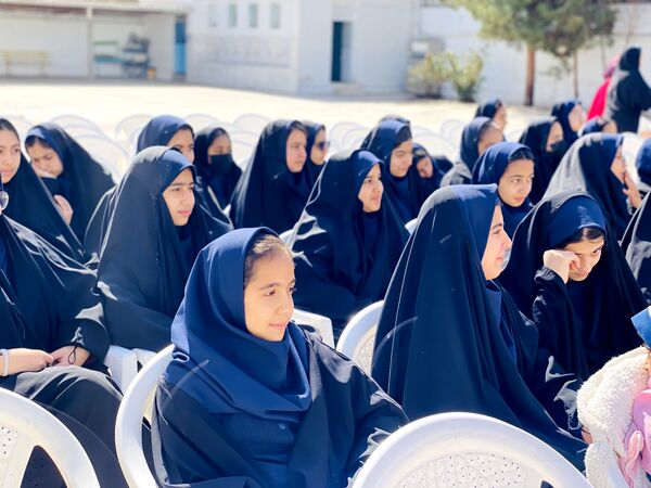 نواختن زنگ جشن نیکوکاری در دبستان زینب قهرمانی مه ولات
