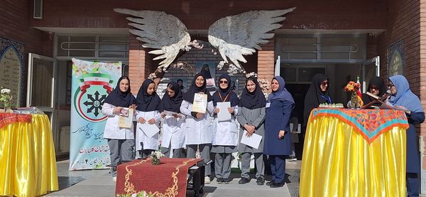 گرامیداشت روز آزمایشگاه با حضور دانش‌آموزان مقام آور دبیرستان فرزانگان ۴(قدسیه علوی)