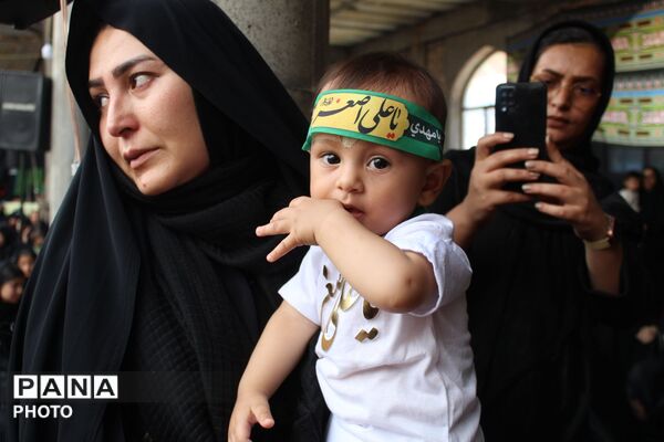 پرچم عشق حسینی بر دستان مادران و شیرخوارگان