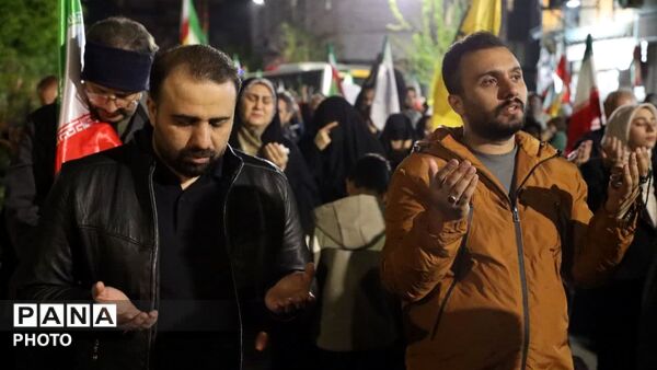 برای کشورمان ایران در خیابان می‌مانیم
