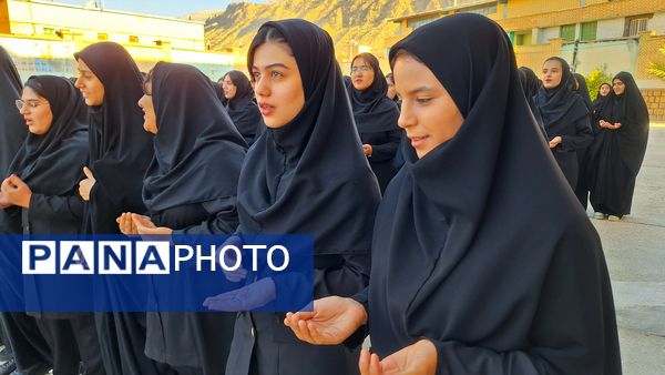 مراسم تجلیل از پرسنل زحمتکش  نیروی‌انتظامی در دبیرستان حضرت‌زینب(س) شهرستان لنده 