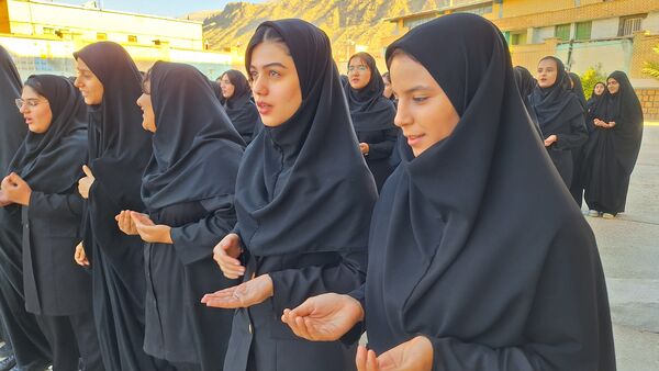 مراسم تجلیل از پرسنل زحمتکش  نیروی‌انتظامی در دبیرستان حضرت‌زینب(س) شهرستان لنده 