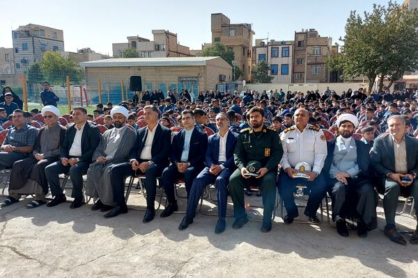 نواختن زنگ بازگشایی مدارس در دبستان علی بن ابیطالب(ع) باقرشهر
