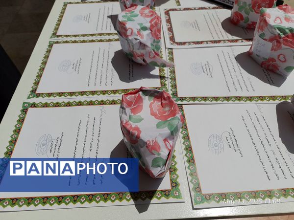 تجلیل از برگزیدگان دبیرستان ۱۵ خرداد 