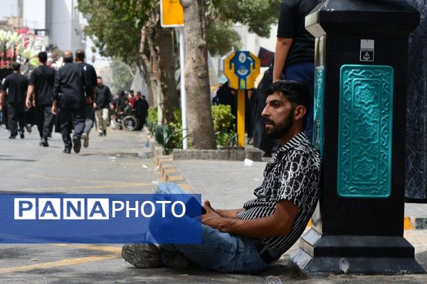 پرچم‌های عزا بر فراز حرم امام رضا(ع)