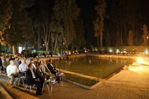 شب حماسه و اندیشه در جهان باغ تاریخی فین کاشان 