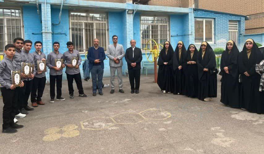 درخشش تیم همخوانی و مدیحه‌سرایی پسران دارالقرآن الکریم الهادی کارون در رقابت‌های استانی