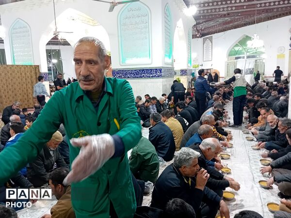  سفره های ساده افطار در امامزاده سید محمد (ع) کاشمر 