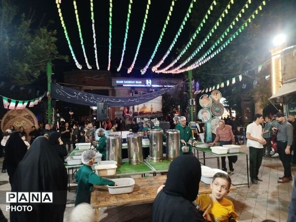 ‌گذری بر چایخانه فاطمه الزهرا در ششمین شب از مراسم عزاداری امام حسین در حسینیه امام خمینی 